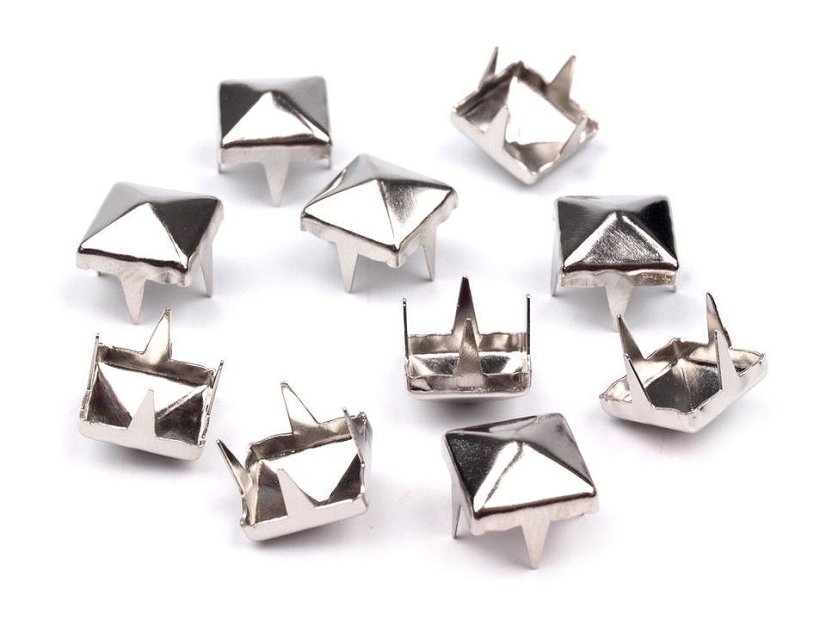 Cvočky na oblečení 7x7mm pyramida