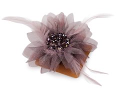 Brož se skleněnými broušenými korálky a peřím