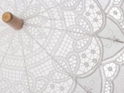 Svatební deštník bavlněný, vyšívaný k focení